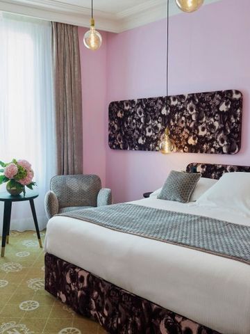 Harmonisches Hotelzimmer in pastellfarbenem Design mit floralem Dekor