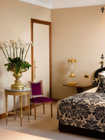 Elegantes Hotelzimmer mit luxuriösem schwarz-goldenem Muster und Orchideen