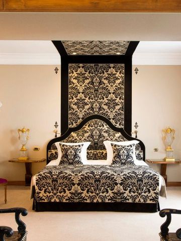 Opulentes Schlafzimmer mit dekorativem Kopfteilstoff in einem Luxus-Hotel
