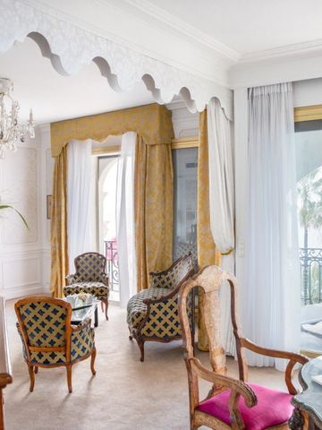 Lichtdurchflutetes Wohnzimmer mit eleganten Möbeln und Balkonblick