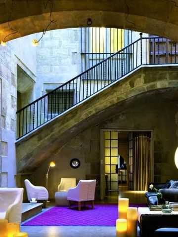 Elegante Lounge mit modernen Möbeln in historischem Gebäude