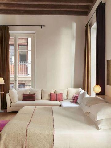 Helles und geräumiges Hotelzimmer mit großem Bett und Sofa