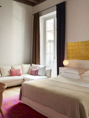 Modern eingerichtetes Gästezimmer mit einem großen Fenster