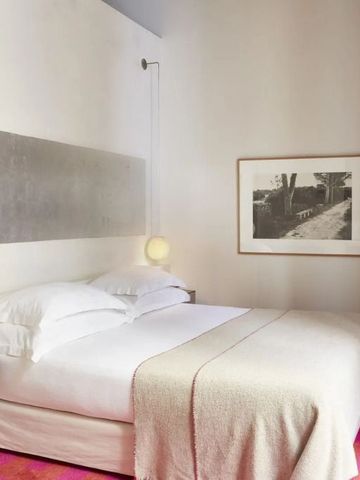 Hell eingerichtetes Hotelzimmer mit Doppelbett und modernem Dekor.