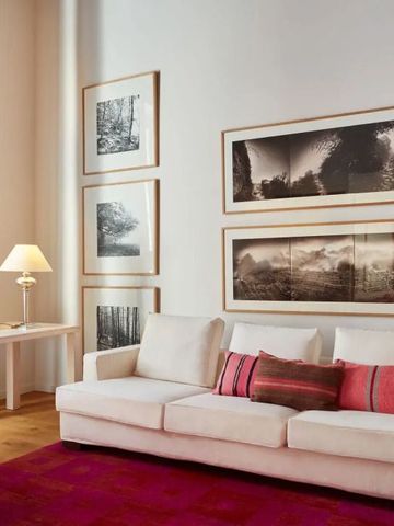 Moderne Lounge mit bequemen Sofas und stilvollen Kunstwerken an der Wand.