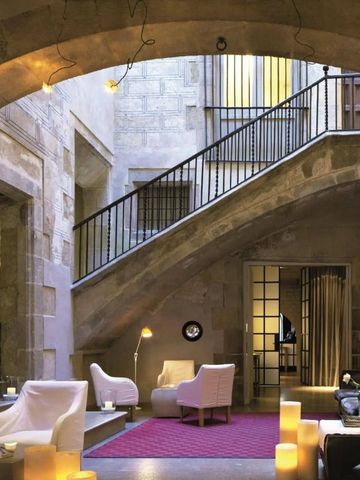 Historischer Innenhof mit Steinmauern und gemütlicher Sitzecke