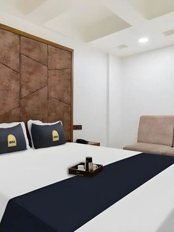 Komfortables Gästezimmer mit großzügigem Bett und zeitgenössischem Design