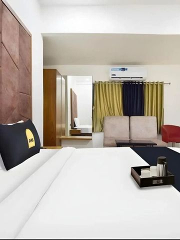 Gästezimmer mit luxuriösem Bett und gemütlicher Sitzecke in beruhigenden Tönen