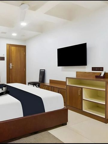 Modernes Zimmer mit stilvollem Interieur und Flachbildfernseher