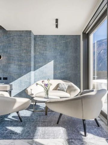 Lounge-Ecke mit Sesseln und Blick auf die Berge