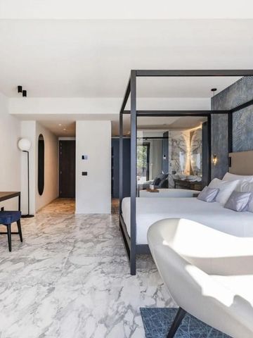 Helles Hotelzimmer mit Marmorfußboden und gemütlichem Bett