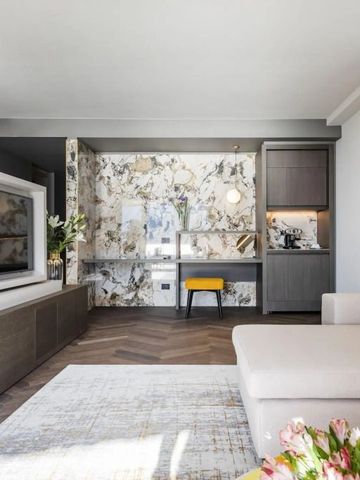 Moderne Suite mit Marmorakzenten und komfortablem Sofa