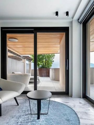 Elegante Terrasse mit Blick auf den See und modernem Sitzbereich