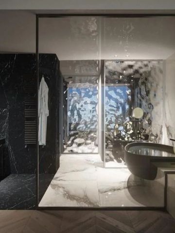 Elegante Dusche mit Marmorfliesen und moderner Badewanne