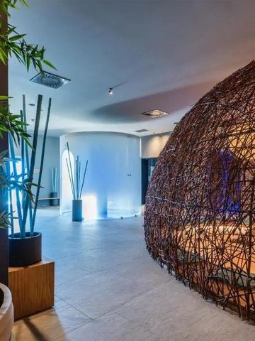 Moderner Spa-Bereich mit Bambuspflanzen und kunstvoller Struktur