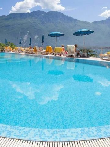 Großer Außenpool mit Liegestühlen und Bergblick