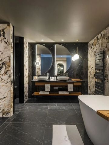 Luxuriöses Badezimmer mit Badewanne und Marmordetails