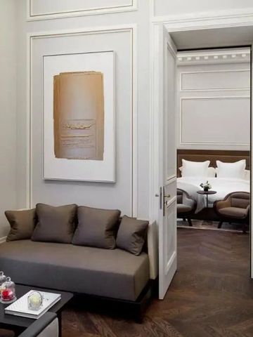 Durchgangsbereich im Hotel mit bequemer Couch und stilvoller Kunst an der Wand