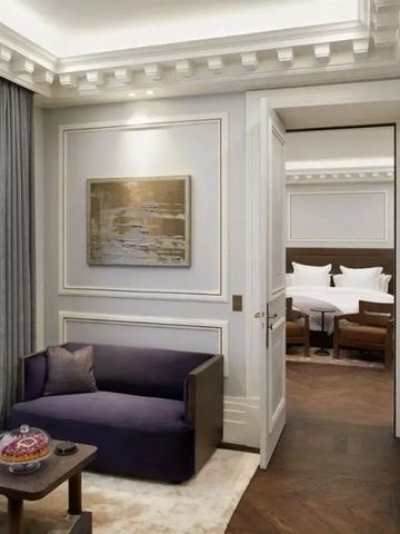 Eleganter Eingangsbereich mit nobler Sitzgelegenheit und kunstvoller Wanddekoration