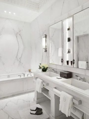 Großes Badezimmer mit Doppelwaschbecken und eingebauter Badewanne.