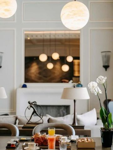 Elegantes Wohnzimmer mit modernen Lampen und stilvollen Orchideen