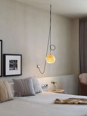 Hotelzimmer mit minimalistischer Dekoration und edlen Akzenten.