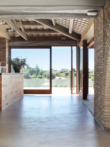 Gemütliche Lounge mit Blick auf die grüne Landschaft