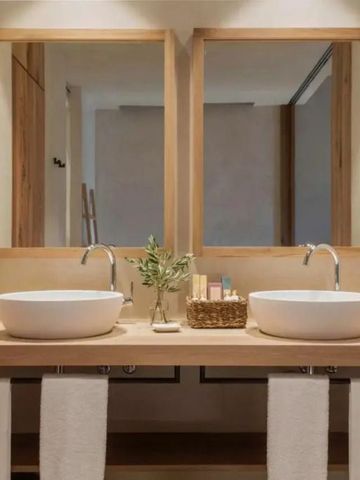 Badezimmer mit zwei Waschbecken und großen Spiegeln