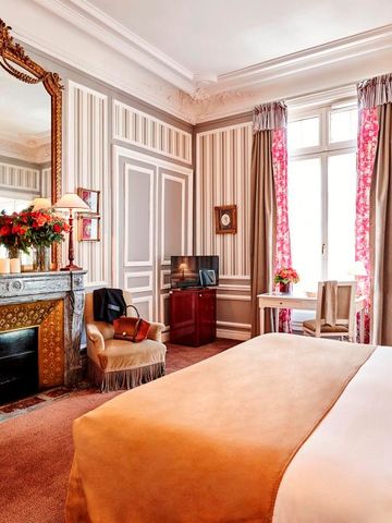 Luxuriöses Hotelzimmer mit Kamin und reichhaltiger Dekoration.