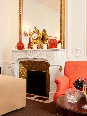 Elegantes Hotelzimmer mit Kamin und Champagner auf einem Tisch.