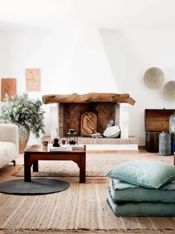Gemütlicher Wohnraum mit Kamin und stilvollen Möbeln
