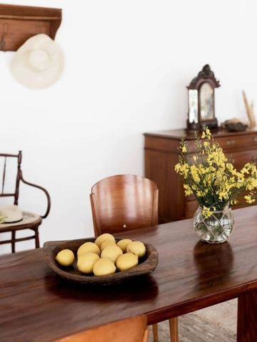 Traditionelle Einrichtung mit Holztisch und antikem Dekor.