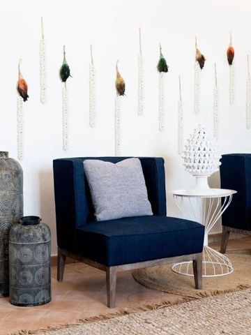 Elegante Sitzecke mit blauen Sesseln und Wanddekorationen im Hotel