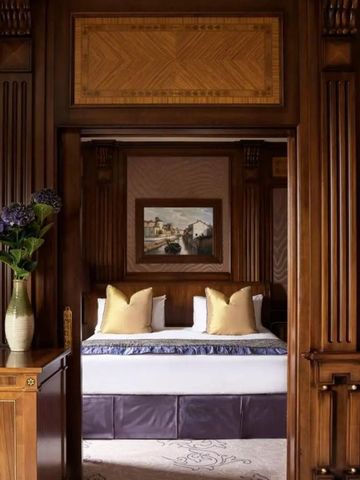Luxuriöse Suite mit dekorativen Holzverkleidungen und edler Einrichtung