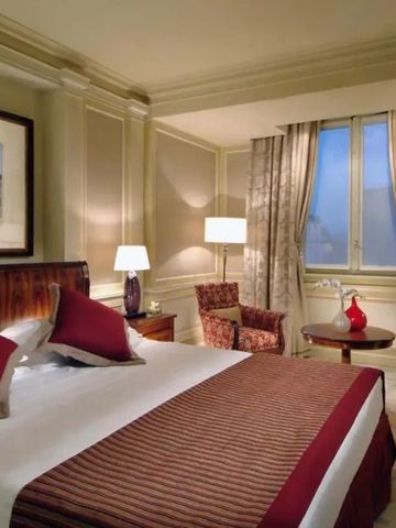 Geräumiges Zimmer im Hotel Principe Di Savoia mit klassischer Einrichtung