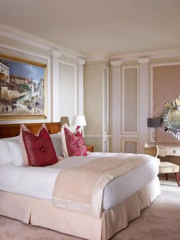 Helles Zimmer mit stilvoller Einrichtung und Kunst an der Wand