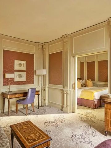 Geräumiges Hotelzimmer mit Schreibtisch und Sitzbereich im klassischen Design