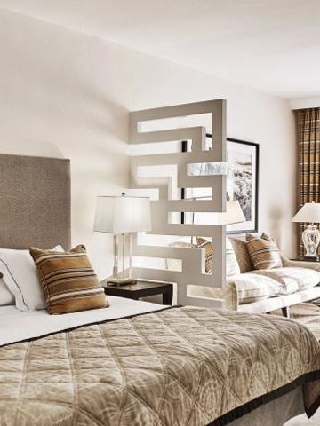 Schickes Hotelzimmer mit modernem Interieur und stilvollen Akzenten im Puente Romano Marbella