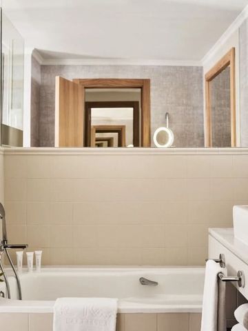 Modernes Badezimmer mit Badewanne und spiegelnden Details