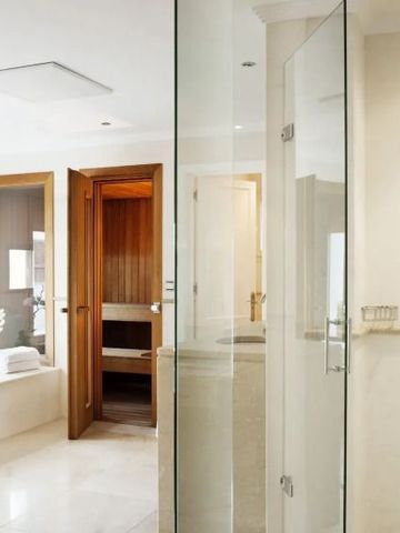 Helles Bad mit Glasdusche und entspannendem Ambiente