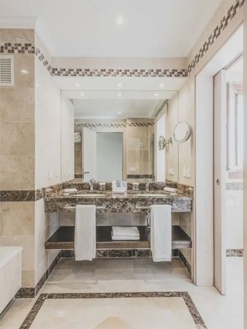 Geräumiges Badezimmer mit raffinierter Fliesenarbeit und Doppelwaschbecken