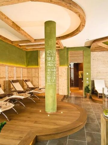 Wellnessbereich mit Liegen und natürlicher Holzeinrichtung im Quellenhof Luxury Resort Passeier