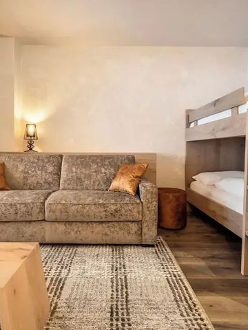 Familienzimmer mit Schlafcouch und Etagenbett im modernen Design