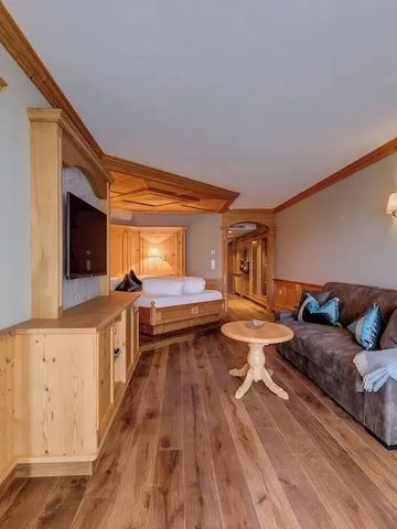 Luxuriöses Hotelzimmer mit Holzelementen und eleganter Einrichtung im Quellenhof Resort