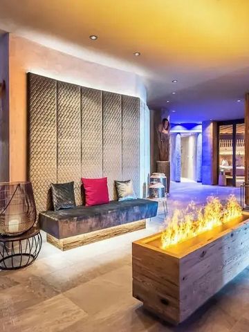 Einladender Loungebereich mit Feuerstelle und moderner Dekoration