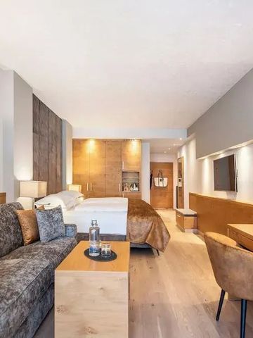 Modern eingerichtetes Zimmer mit Sofa und Schreibtisch