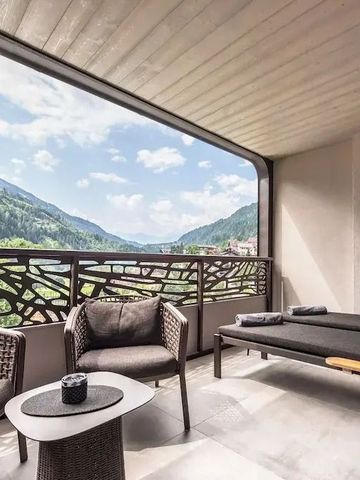 Überdachter Balkon mit Sitzmöbeln und Bergblick