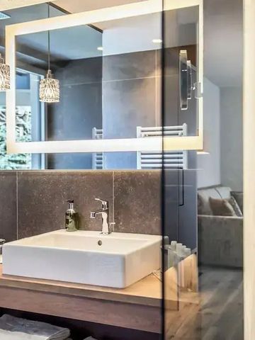 Elegantes Badezimmerdetail mit Waschbecken und Spiegel