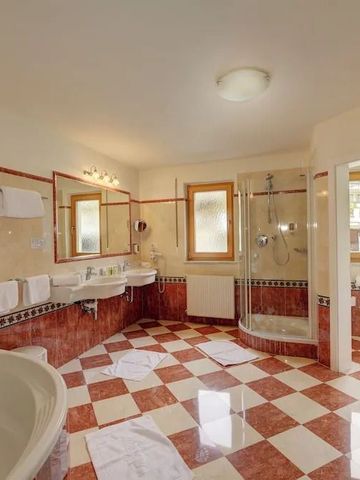 Geräumiges Badezimmer mit Whirlpool und Eckdusche in elegantem Design