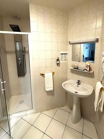 Badezimmer mit moderner Dusche und Waschbecken